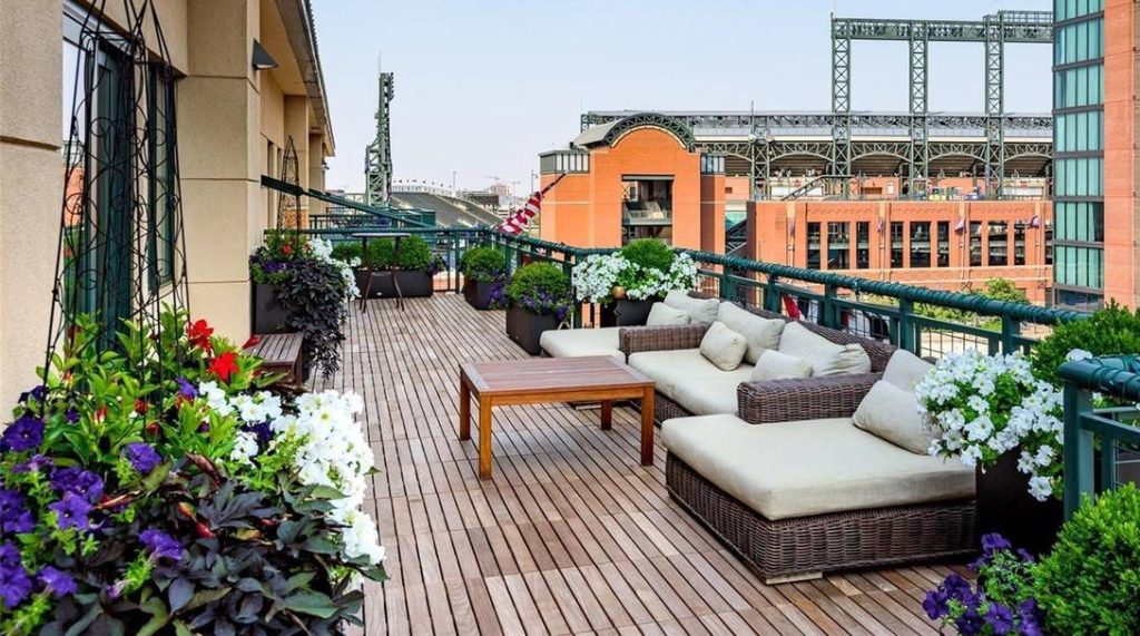 Decking side up on a balcony without a roof 